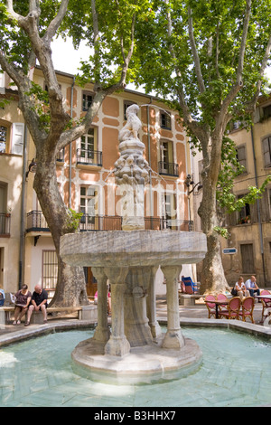 La fontaine "Fontaine des neufs Jets à la "Place des neufs Jets à Céret / Sud de France Banque D'Images