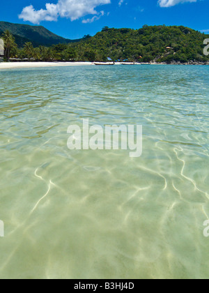 En premier plan la mer et la plage de Thong Nai Pan Yai, Koh Phangan, Thaïlande JPH0075 Banque D'Images