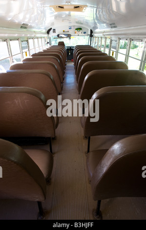 Intérieur de l'école moderne avec bus isle comme rangées de sièges pour les étudiants. Banque D'Images