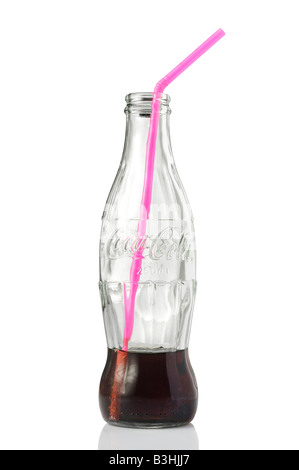 Coca Cola classique frais bouteille avec paille en plastique rose isolé sur fond blanc Banque D'Images