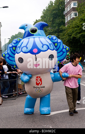 Défilé du carnaval de Notting Hill groupe olympique de Beijing , Beibei représentant un Fuwa poisson , la prospérité et la récolte est conduit le long street Banque D'Images