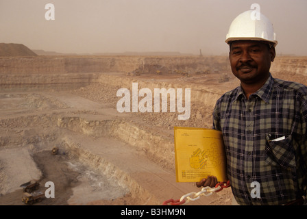 Arlit, au Niger. SOMAIR géologue en chef à la mine d'uranium à ciel ouvert, au nord du Niger. Banque D'Images