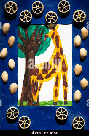 Image pstachio pâtes de papier bleu peau de girafe peinture art arbre peu passe-temps de fille de garçon Banque D'Images