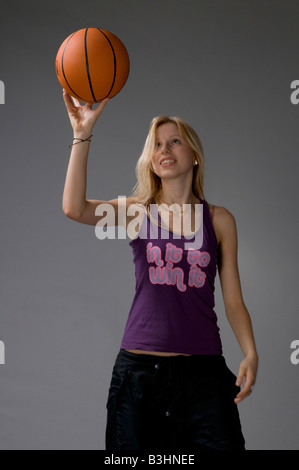 Jeune femme avec ballon de basket-ball Banque D'Images