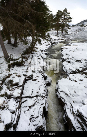 La rivière Dee circulant dans le ravin rocheux de la Linn de Dee dans la neige de l'hiver, à l'ouest de Braemar, l'Aberdeenshire, Ecosse Banque D'Images