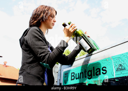 Femme recueille des déchets de verre Banque D'Images