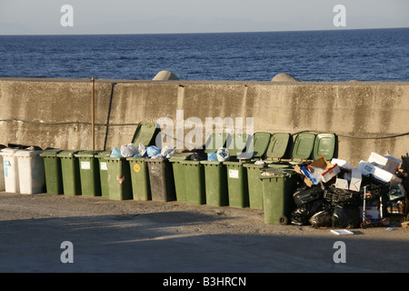 De nombreuses poubelles vert par wall par mer Banque D'Images