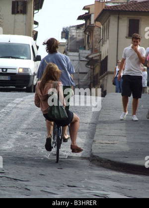 Jeune couple sur un vélo à Florence, Italie Banque D'Images