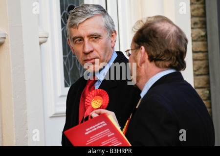 M. Jack Straw ministre gouvernement travailliste MP photographié alors qu'il faisait campagne à Cardiff lors des élections générales de 2005 Banque D'Images