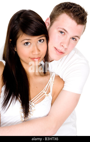Un jeune homme de race blanche avec sa copine asiatique, tous deux vêtus de blanc Banque D'Images
