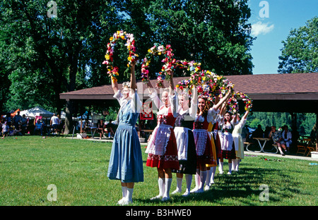 Maypole Dancers au Mayfest annuel dans la colonie bavaroise de Frankenmuth, Michigan, États-Unis Banque D'Images