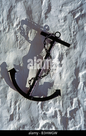 Ancre du petit bateau sur le mur blanc du cottage du pêcheur, Boscastle Cornwall Angleterre Banque D'Images