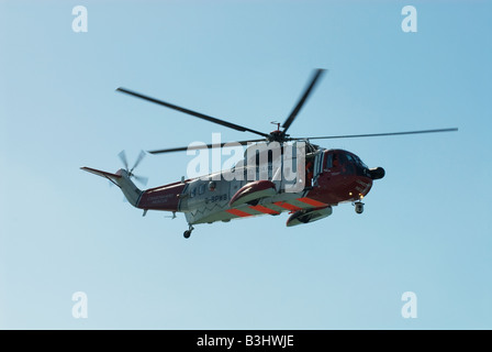 HM Coastguard Hélicoptère survolant Southampton Water au cours de la Southampton Boat Show. Banque D'Images