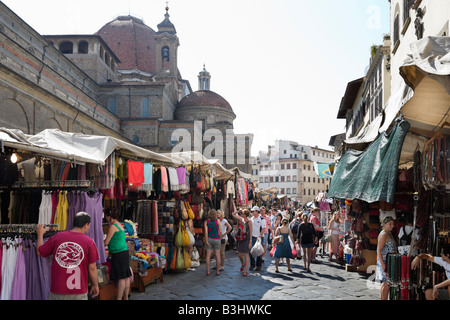 Marché de plein air sur la Piazza di San Lorenzo avec la Basilique de San Lorenzo derrière, Florence, Toscane, Italie Banque D'Images