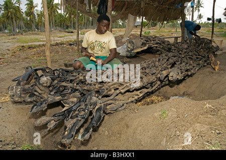 Carver avec sculpture Makonde Ujama appelé arbre de vie et la collaboration de la communauté représentant les familles Bagamoyo Tanzanie Banque D'Images