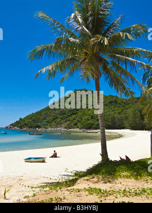 Palmier sur plage avec détente tourisme à Tong Nai Pan Yai Koh Phangan Thaïlande JPH0076 Banque D'Images