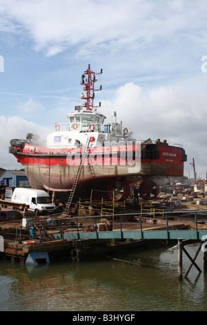 Un chalutier de pêche en cours de travaux d'entretien sur un plan incliné à Grimsby Docks, Grimsby, England, Royaume-Uni Banque D'Images