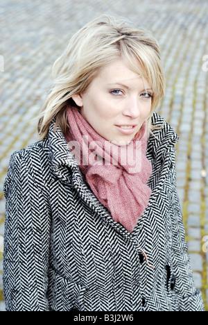 Attrayant portrait de jeune femme blonde en bonne santé dans des vêtements d'hiver Banque D'Images