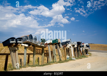 Long Shot d'une rangée de boîtes aux lettres dans les régions rurales de la vallée centrale de Californie USA contre un ciel bleu profond Banque D'Images