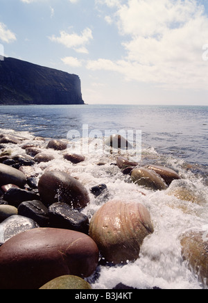 dh Rackwick Bay Craig Gate HOY ORKNEY vagues de la mer s'écrasant Sur stoney Boulder Rocks sur la plage côte Écosse royaume-uni pierre Banque D'Images