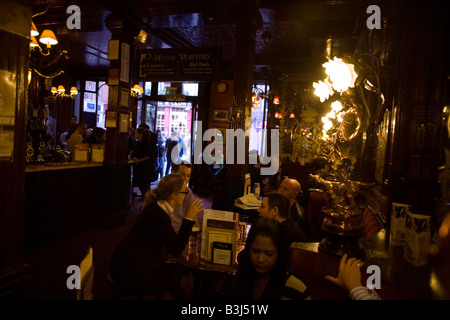 Dans la soirée traditionnellement buveurs victorien Salisbury pub sur St Martin's Lane à l'extrémité ouest des théâtres de Banque D'Images