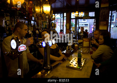 Dans la soirée traditionnellement buveurs victorien Salisbury pub sur St Martin's Lane à l'extrémité ouest des théâtres de Banque D'Images