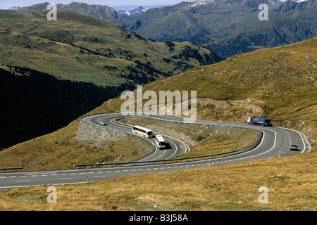 La route en épingle à cheveux dans la chaîne des Pyrénées, France, Europe. Banque D'Images