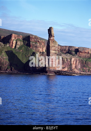 dh Old Man of Hoy Seastack rock HOY ORKNEY pile de la mer grès rouge falaises de l'Atlantique côte Écosse site touristique dévonian époque paléozoïque période basalte Banque D'Images