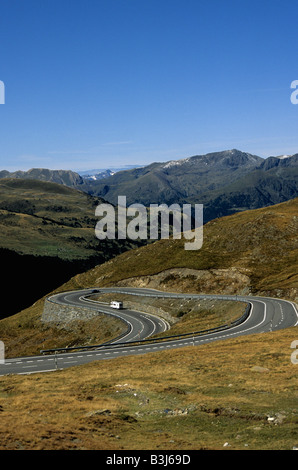 La route en épingle à cheveux dans la chaîne des Pyrénées, France, Europe. Banque D'Images