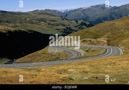 La route en épingle à cheveux dans la chaîne des Pyrénées, France, Europe. Banque D'Images