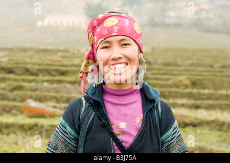 Portrait d'une heureuse fille de Hmong noir dans les collines entourant Sapa dans le nord du Vietnam Banque D'Images