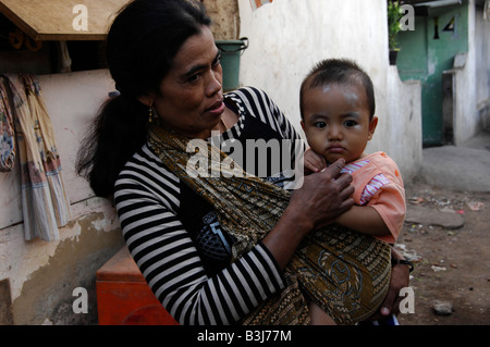 Une mère de famille dans le quartier de taudis à Kuta Bali , Indonésie , Banque D'Images