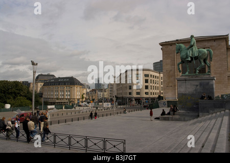 Vue de la ville de Bruxelles et la statue du Roi Albert, Mont des Arts, Bruxelles, Belgique Banque D'Images