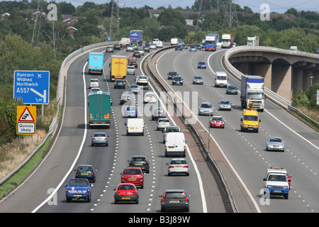 Les camions et voitures voyageurs d'autoroute M56, Cheshire, Royaume-Uni,EU Banque D'Images