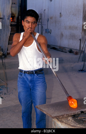 1, un Mexicain, homme, homme adulte, soufflé, souffleur de verre, usine, Cabo San Lucas, Baja California Sur, Mexique de l'État Banque D'Images