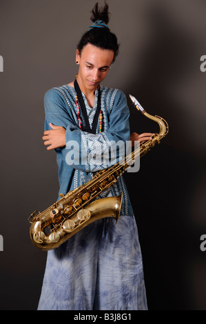 Portrait de jeune musicien debout avec saxophone Banque D'Images