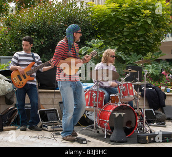 Des musiciens de rue dans le centre-ville de Bournemouth, Dorset, UK Banque D'Images