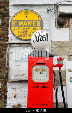 Pompe à essence Shell Vintage sur l'ancien garage avant,Cornwall Banque D'Images