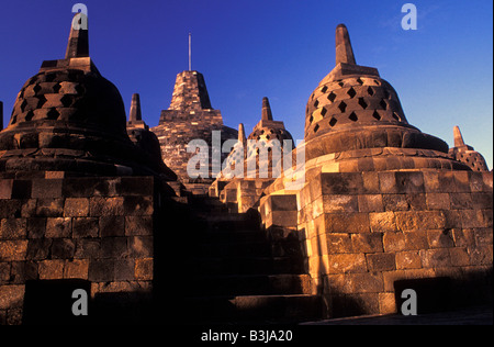 Terrasse supérieure stupas borobudur java indonésie Banque D'Images