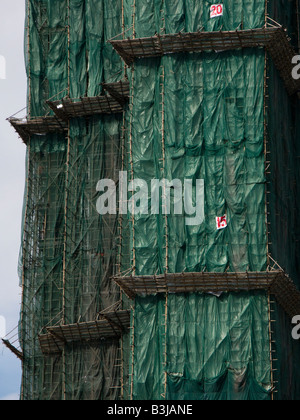 Bâtiment en construction d'échafaudages et de sécurité filet vert à Macao, Chine Banque D'Images
