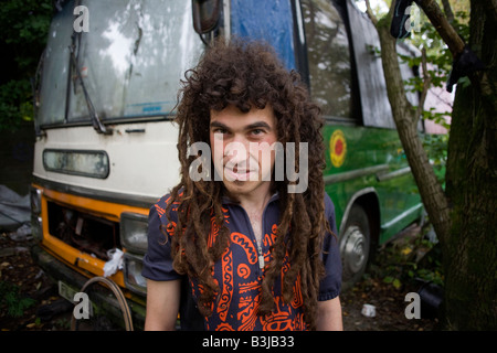 'Activiste' Hoosie aka Robert House se trouve à l'extérieur de son bus-devenu-home tôt un dimanche matin à l'Faslane Peace Camp Banque D'Images