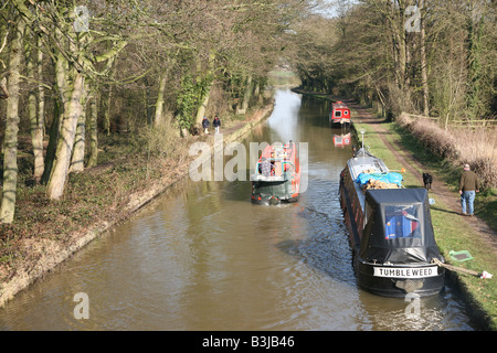 Bateaux amarrés étroit sur Trent et Mersey Canal, Anderton, Marston, Vale Royal, Cheshire, Angleterre, Royaume-Uni Banque D'Images