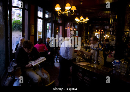 Dans la soirée traditionnellement buveurs victorien Salisbury pub sur St Martin's Lane à l'extrémité ouest des théâtres de Banque D'Images