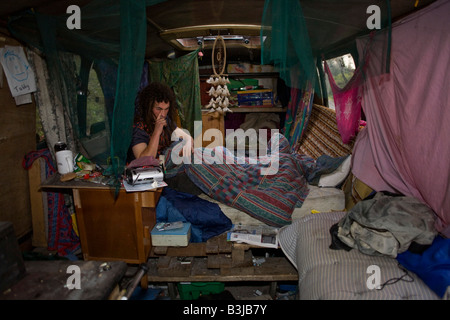 'Activiste' Hoosie aka Robert Maison se réveille tôt un dimanche matin dans son autobus-devenu-maison à la Faslane Peace Camp Banque D'Images