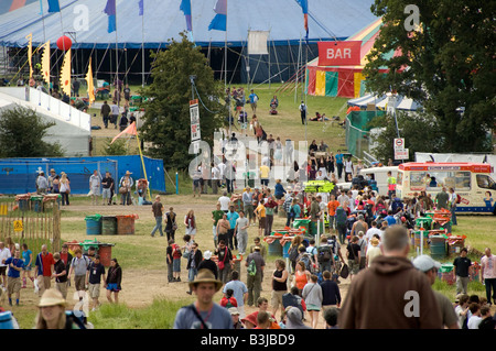 Les personnes qui arrivent à Glastonbury Banque D'Images