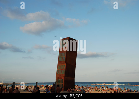 La plage de Barcelone, avec Rebeca Horn sculpture. Banque D'Images