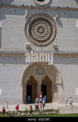Basilique saint François d'assise église entrace Italie Ombrie assise crypt dépouilles corps rose tree windows nef Banque D'Images