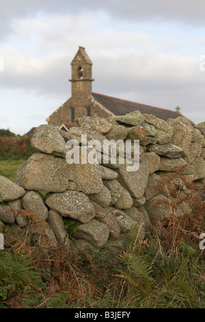 Mur en pierre sèche de granit par l'église paroissiale St Martin s Îles Scilly UK Banque D'Images