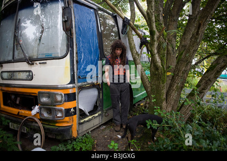 'Activiste' Hoosie aka Robert House, se trouve à l'extérieur de son bus-devenu-home tôt un dimanche matin à l'Faslane Peace Camp Banque D'Images