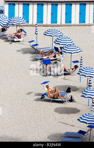 L'une des belles et bien visité petites plages du Conero sur la côte adriatique des Marches en Italie Banque D'Images